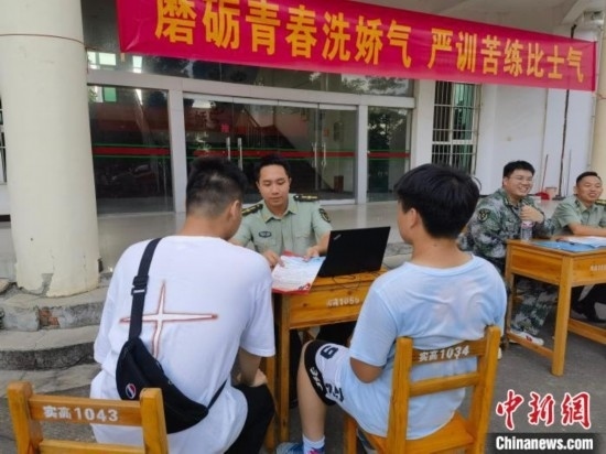 專武干部在講解相關(guān)政策。韋碩 攝