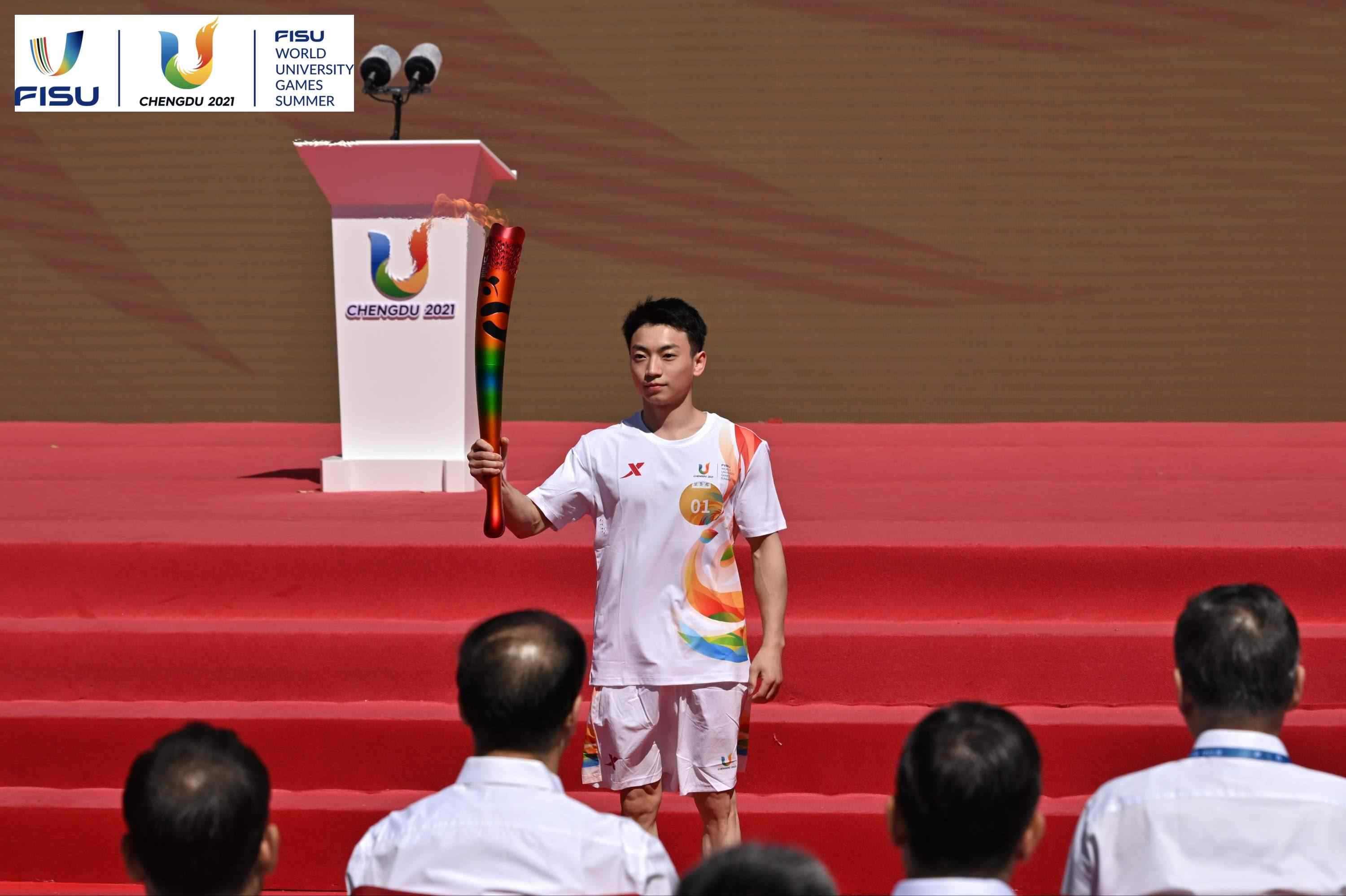 成都大運會火炬手、奧運冠軍鄒敬園高舉火炬。 圖片來源：成都大運會執(zhí)委會供圖