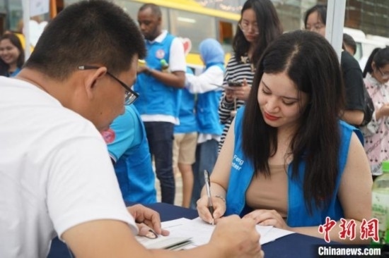 6月13日，在第20個世界獻(xiàn)血者日前夕，20名在贛留學(xué)生組團(tuán)前往血站獻(xiàn)血。吳迪 攝