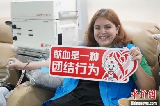 6月13日，在第20個世界獻(xiàn)血者日前夕，20名在贛留學(xué)生組團(tuán)前往血站獻(xiàn)血。吳迪 攝