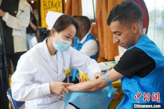 6月13日，在第20個世界獻(xiàn)血者日前夕，20名在贛留學(xué)生組團(tuán)前往血站獻(xiàn)血。吳迪 攝