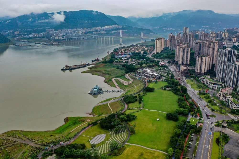 這是2023年6月7日拍攝的位于重慶市云陽縣的云陽城區(qū)環(huán)湖綠道（無人機(jī)照片）。當(dāng)?shù)貙⑸鷳B(tài)治理與生態(tài)修復(fù)結(jié)合起來，兼顧城市旅游和運(yùn)動休閑等功能需要，打造環(huán)縣城兩江四岸33公里綠道。新華社記者 唐奕 攝