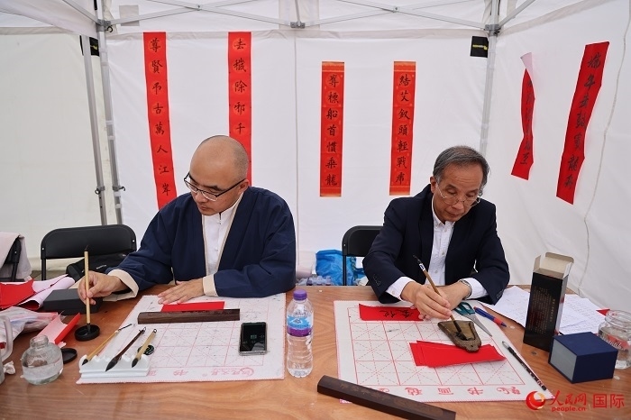 活動(dòng)現(xiàn)場(chǎng)的中國(guó)書法展示。人民網(wǎng)記者 邢雪攝