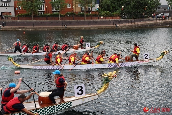 2023全英中華端午龍舟會(huì)比賽現(xiàn)場(chǎng)，幾支隊(duì)伍你追我趕。人民網(wǎng)記者 邢雪攝