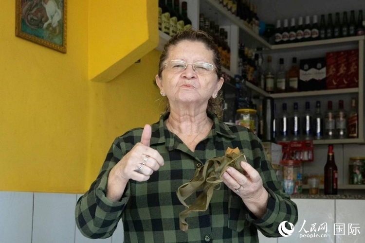 圣瑪塔社區(qū)居民品嘗粽子。王天聰攝