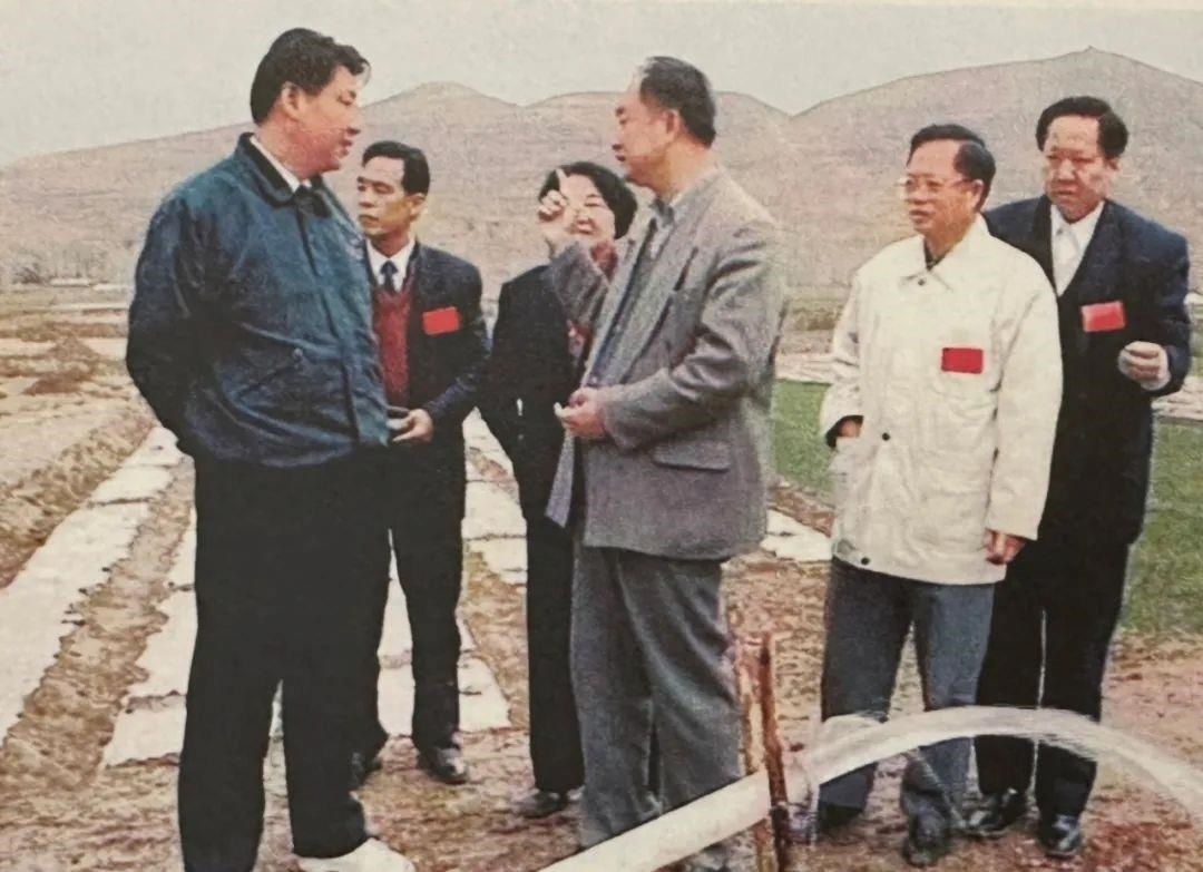 △1997年4月20日，習(xí)近平在寧夏固原市隆德縣調(diào)研。