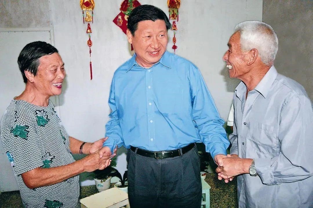 △2006年9月21日，習(xí)近平在浙江省舟山市普陀區(qū)東極鎮(zhèn)看望當(dāng)?shù)貪O民。