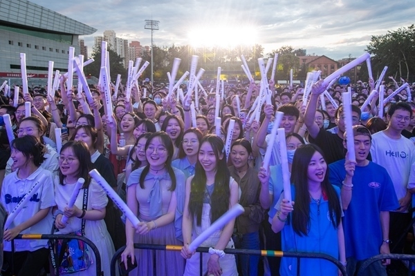 場下觀眾十分熱情。人民網(wǎng)記者 翁奇羽攝