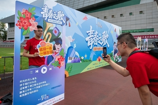 學生在市集打卡拍照。人民網(wǎng)記者 翁奇羽攝