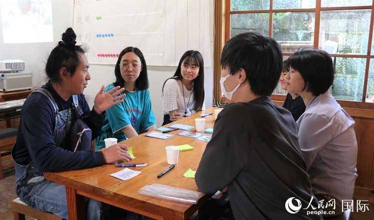 通過卡片游戲，模擬如何解決海洋垃圾問題。人民網(wǎng) 許可攝