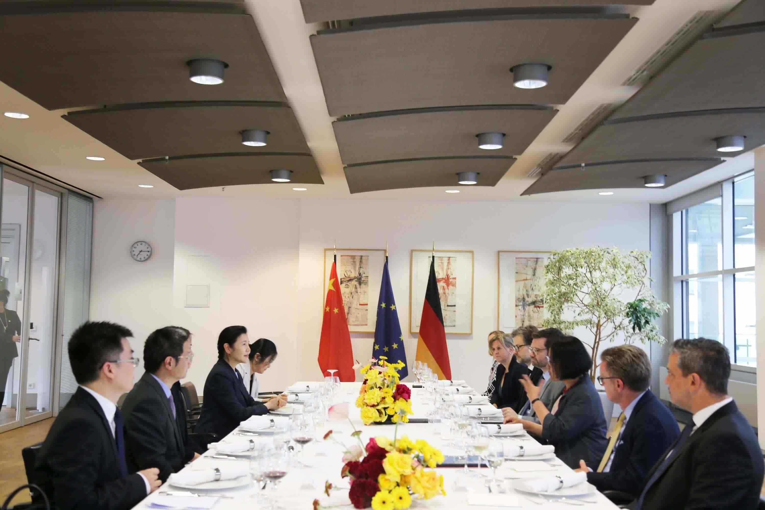 司法部長(zhǎng)賀榮與德國(guó)聯(lián)邦司法部長(zhǎng)布施曼舉行會(huì)談。