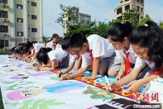 圖為學(xué)生們用手中畫筆在進(jìn)行創(chuàng)作。 興業(yè)縣融媒體中心供圖