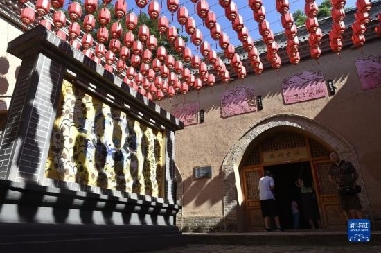 6月23日，游人在三門峽市陜州地坑院景區(qū)內(nèi)游覽。