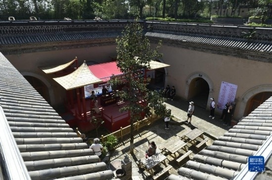 6月23日，游人在三門峽市陜州地坑院景區(qū)內(nèi)游覽。