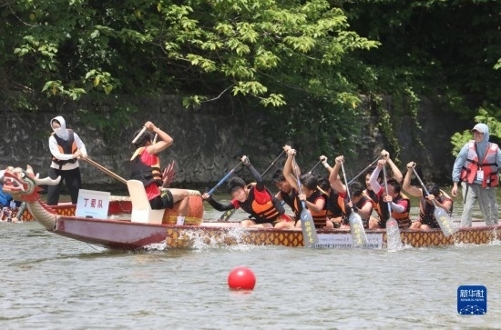 6月23日，在江蘇省宜興市舉行的龍舟競(jìng)渡賽中，參賽選手們奮力拼搏。