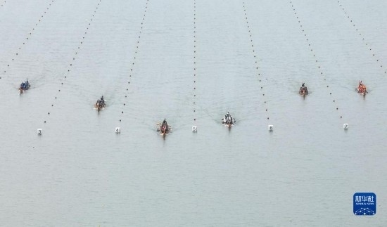 6月23日，在江蘇省泰州市水上運(yùn)動(dòng)訓(xùn)練基地，人們參加龍舟比賽（無(wú)人機(jī)照片）。
