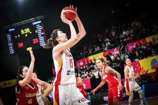 中國(guó)女籃隊(duì)員韓旭籃下進(jìn)攻。圖片來(lái)源：國(guó)際籃聯(lián)