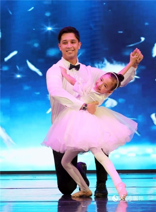 父女共舞“愛(ài)的華爾茲”。人民網(wǎng)記者 管克江攝