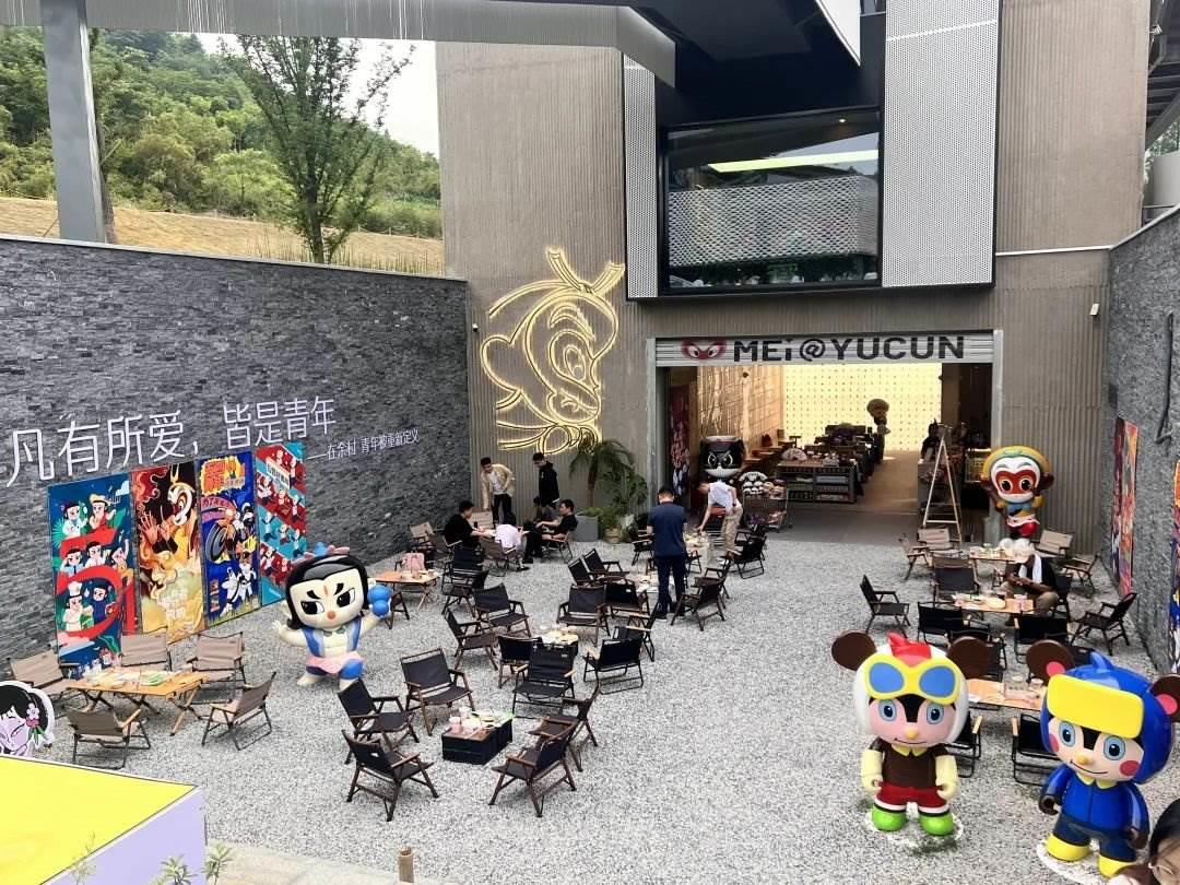 在浙江省湖州市安吉縣天荒坪鎮(zhèn)余村拍攝的國(guó)漫主題咖啡店。銳聆 攝