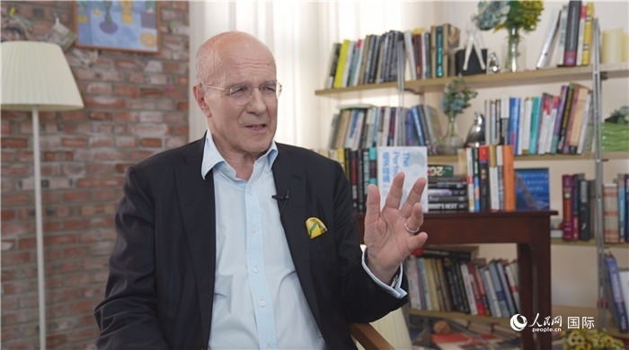 西蒙·溫切斯特接受人民網(wǎng)采訪。人民網(wǎng)記者 劉寧攝