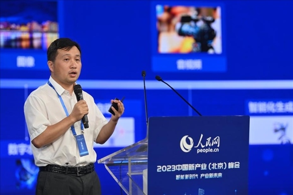 人民中科研究院院長(zhǎng)、首席科學(xué)家李兵發(fā)表主旨演講。人民網(wǎng)記者 于凱攝