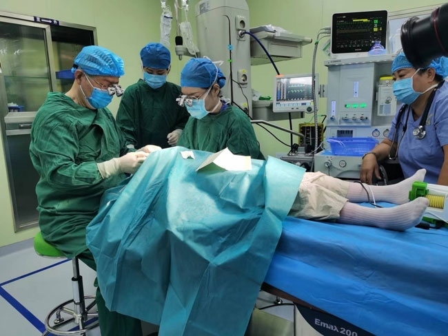 5歲的丹增貴吉正接受雙眼斜視矯正手術(shù)。人民網(wǎng)記者 李棟攝