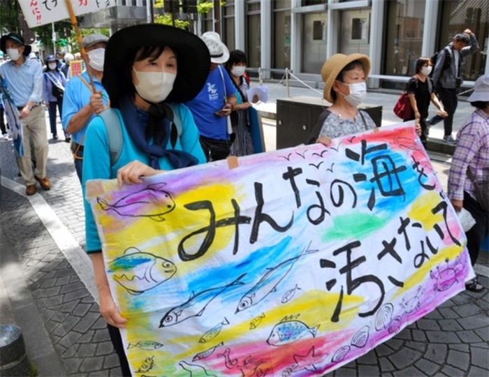 2023年6月20日，日本民眾在福島縣政府周圍舉行抗議活動，強(qiáng)烈反對核污水排海計劃，呼吁保護(hù)漁業(yè)資源。圖片來源：《朝日新聞》