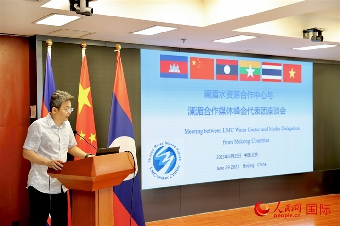由瀾湄六國有關(guān)部門及主流媒體等組成的采訪團與中方代表在瀾湄水資源合作中心舉行座談會。水利部國際合作與科技司副司長、一級巡視員、瀾湄水資源合作聯(lián)合工作組中方組長李戈發(fā)表講話。（人民網(wǎng) 李世奇攝）