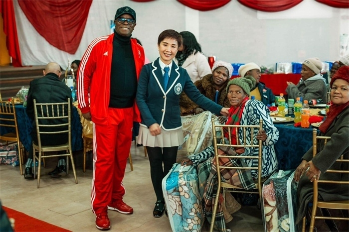 Micheal Mohala中將、黃琳與社區(qū)老人合影。（圖片來源：廣西大錳南非PMG礦業(yè)有限公司）