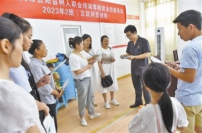  圖③：法院干警現(xiàn)場(chǎng)指導(dǎo)鄉(xiāng)村“代理家長(zhǎng)”如何正確管護(hù)留守兒童。