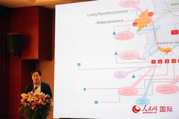 老撾計劃與投資部發(fā)展研究院院長史提羅斯·拉斯福尼在活動現(xiàn)場發(fā)言。人民網(wǎng)記者楊一攝