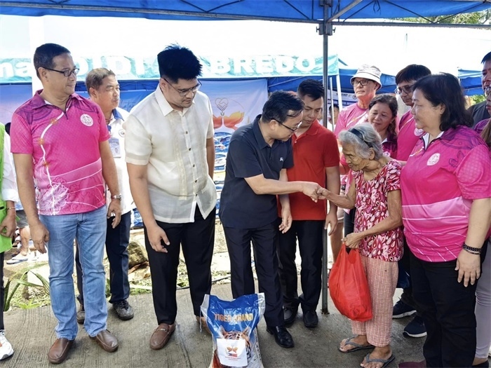 中國(guó)駐菲律賓大使館向部分馬榮火山受災(zāi)家庭分發(fā)賑災(zāi)物資。中國(guó)駐菲律賓大使館供圖