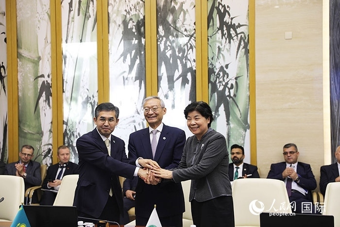 上合組織秘書處、哈駐華使館、上合組織睦鄰友好合作委員會(huì)簽署《聯(lián)合行動(dòng)計(jì)劃》。人民網(wǎng) 俄布拉依攝