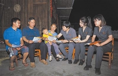 “法治屋場會”上，法院黨員志愿服務隊在給種植戶普及法律知識。