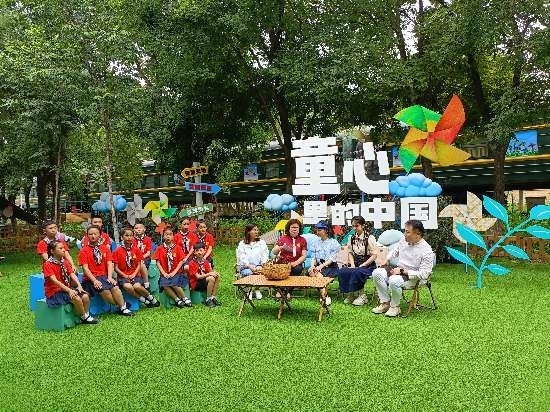 文縣東壩童聲合唱團的孩子們在央視大風車基地錄制節(jié)目。