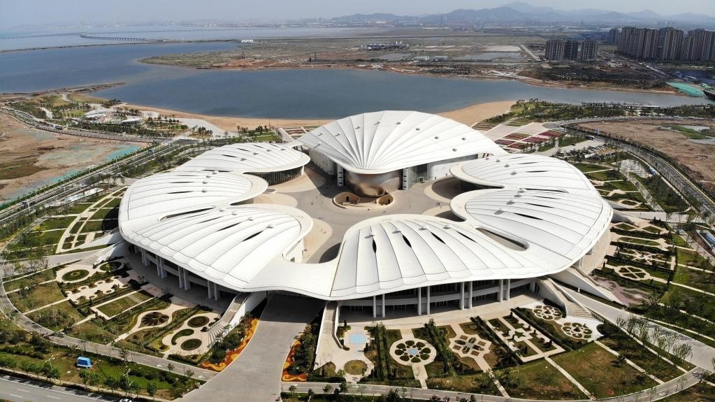 位于中國－上海合作組織地方經(jīng)貿(mào)合作示范區(qū)的青島·上合之珠國際博覽中心。新華社記者 李紫恒 攝