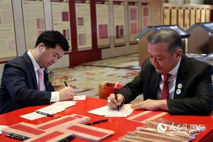 觀眾在展覽現(xiàn)場設(shè)置的體驗區(qū)手寫“批信”。人民網(wǎng)記者楊一攝