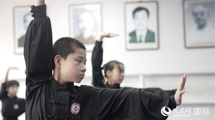 正在練習劈掛拳的武術學童。人民網記者 袁蒙攝