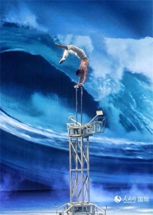 吳橋雜技大世界中的雜技演出。人民網 趙昭攝