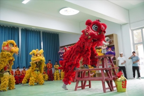 開課儀式現(xiàn)場，疏附縣第一中學(xué)舞獅隊的醒獅表演。