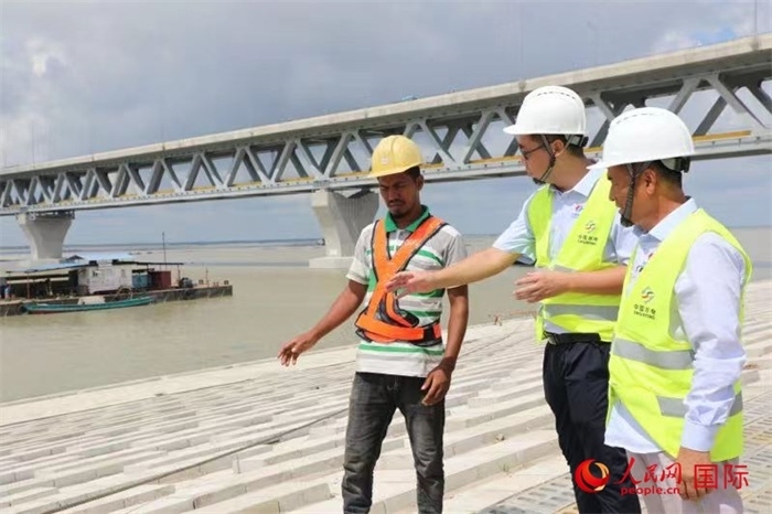 孟加拉國(guó)帕德瑪大橋河道整治工程北岸整治區(qū)域長(zhǎng)1.5千米，南岸長(zhǎng)11.5千米，是目前世界上規(guī)模最大的河道整治工程。人民網(wǎng)記者 孫廣勇攝