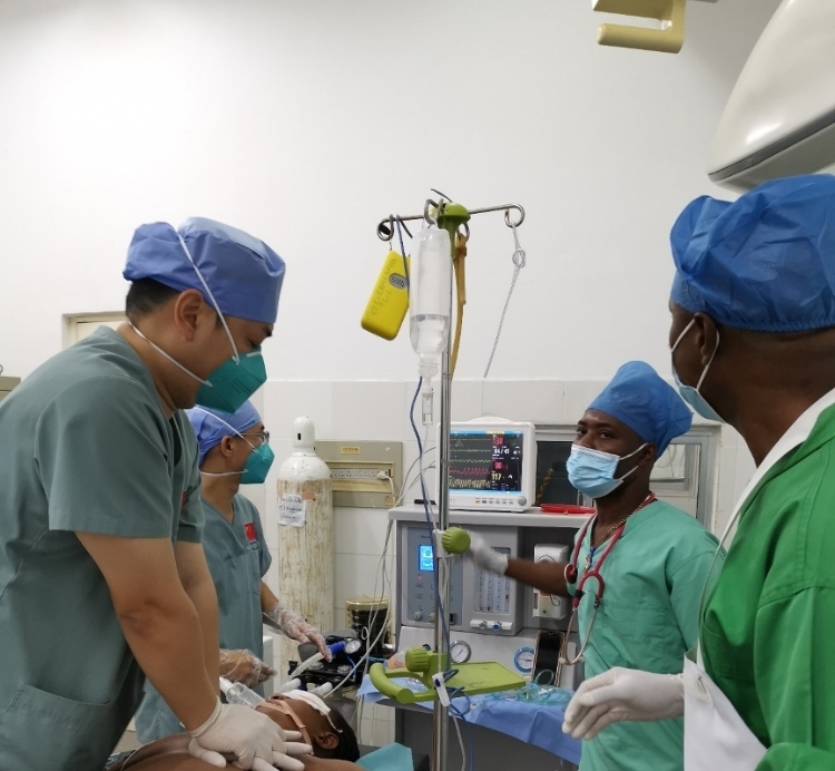 麻醉科李學(xué)斌醫(yī)生和手術(shù)室護(hù)士趙鈺進(jìn)行復(fù)蘇搶救。中國第二十九批援幾內(nèi)亞醫(yī)療隊(duì)供圖