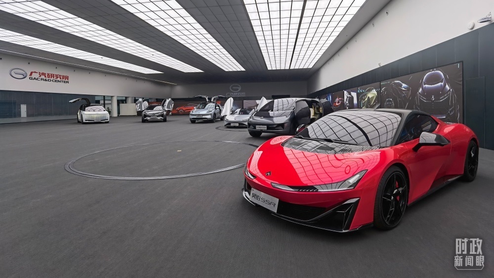 今年4月，習(xí)近平考察廣汽埃安新能源汽車股份有限公司，了解企業(yè)推動制造業(yè)高端化、智能化、綠色化等情況。（總臺央視記者石丞拍攝）