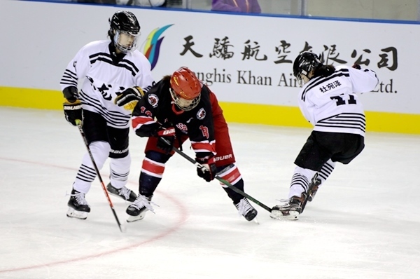 上海隊(duì)田博雅(中)與黑龍江隊(duì)杜宛澤爭搶。人民網(wǎng)記者 胡雪蓉?cái)z