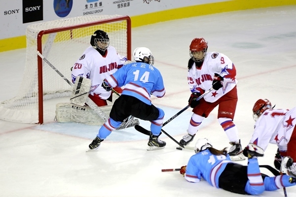 廣東隊(duì)球員與北京隊(duì)球員禁區(qū)混戰(zhàn)。人民網(wǎng)記者 胡雪蓉?cái)z