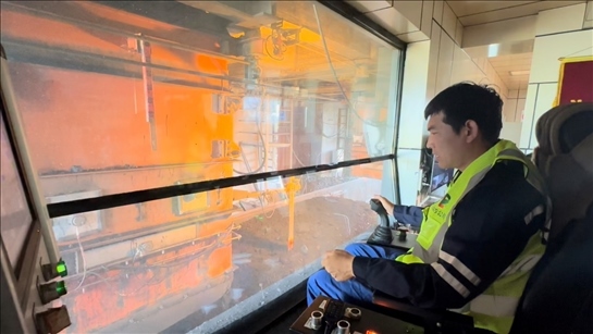 國家電投內(nèi)蒙古公司南露天煤礦裝車站司機(jī)石繼立的操縱下，一次性60噸的煤炭穩(wěn)穩(wěn)裝入車廂。人民網(wǎng) 金洪花攝