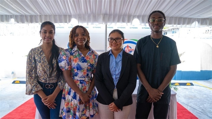 四名獲得中海油獎(jiǎng)學(xué)金的學(xué)生合影。中海油圭亞那有限公司供圖