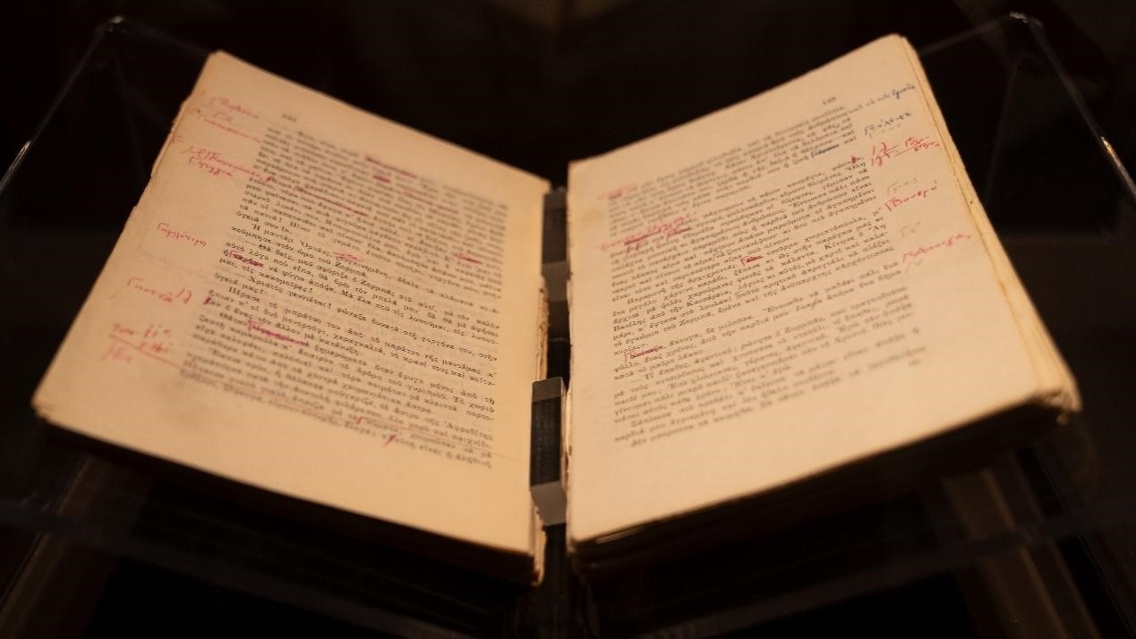 《希臘人左巴》初印后，卡贊扎基斯的修改批注。人民網(wǎng)記者 葛泰佚攝