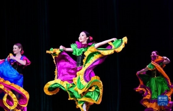 7月21日，哈薩克斯坦薩爾塔納國家舞蹈團的演員在演出。