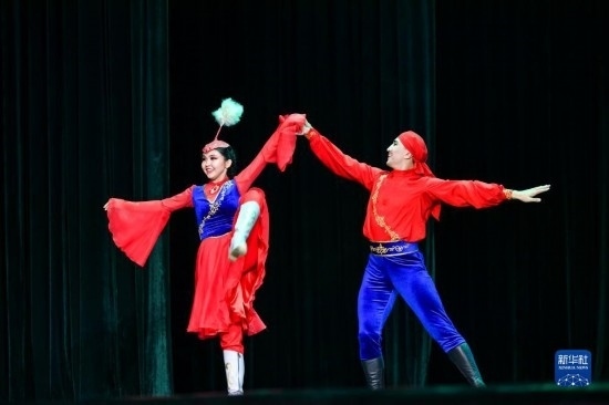 7月21日，哈薩克斯坦薩爾塔納國家舞蹈團的演員在演出。